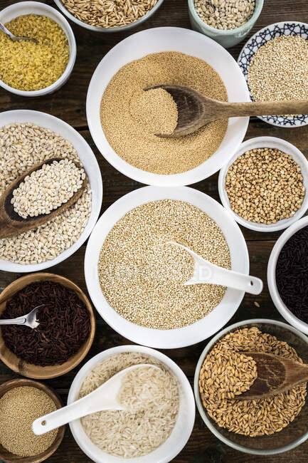 Cereal mix: red rice, black rice, barley, amaranth, quinoa, rice, bulgur, spelt, oats and buckwheat — Stock Photo