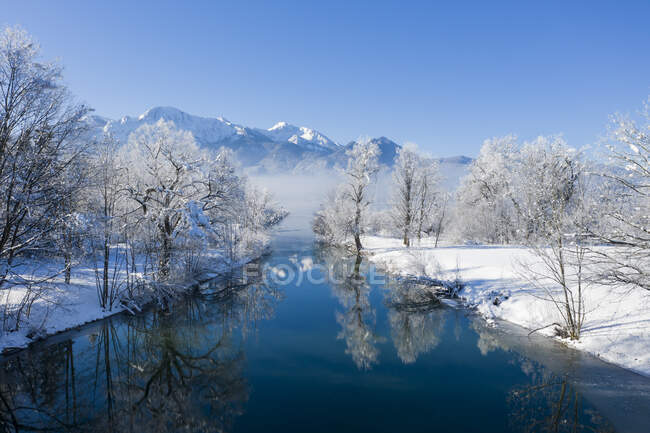 Germania, Alta Baviera, Kochel, Lago di Kochel con Loisach in inverno, sullo sfondo Herzogstand e Heimgarten — Foto stock