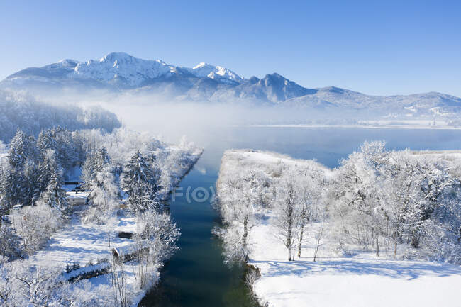 Alemanha, Alta Baviera, Kochel, Vista aérea do Lago Kochel no inverno, Herzogstand e Heimgarten no fundo — Fotografia de Stock