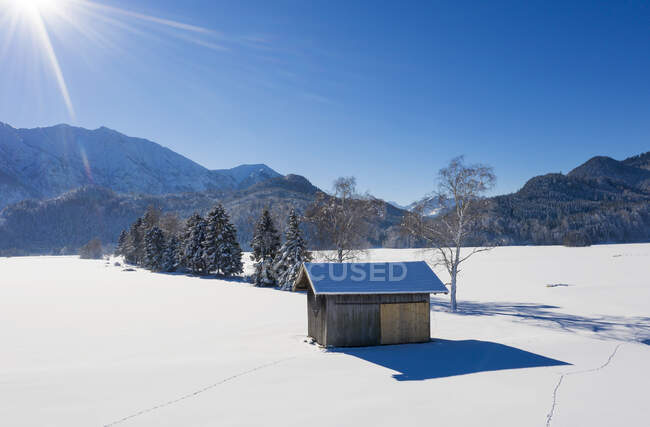 Germania, Alta Baviera, Werdenfelser Land, vicino Eschenlohe, paesaggio invernale, Veduta aerea della baracca — Foto stock