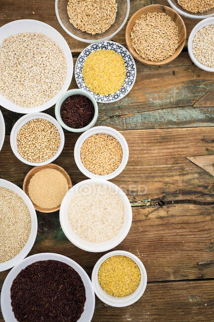 Buckwheat, red rice, bulgur, rice, amaranth, oats, barley and spelt and quinoa — Stock Photo