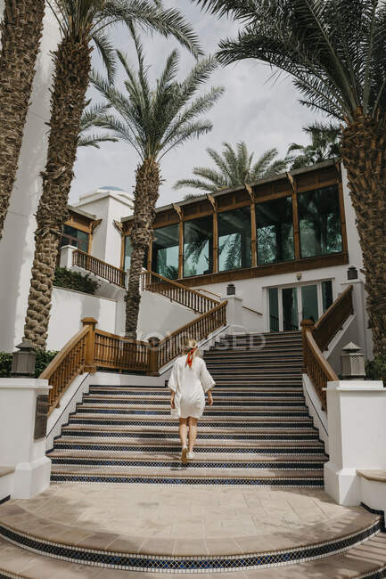 ОАЭ, Дубай, Lahbab Desert, женщина, идущая по восточной лестнице на курорте — стоковое фото