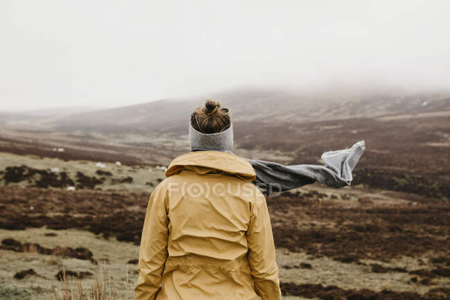 UK, Scotland, Isle of Skye, rear view of young woman in rural landscape — Stock Photo