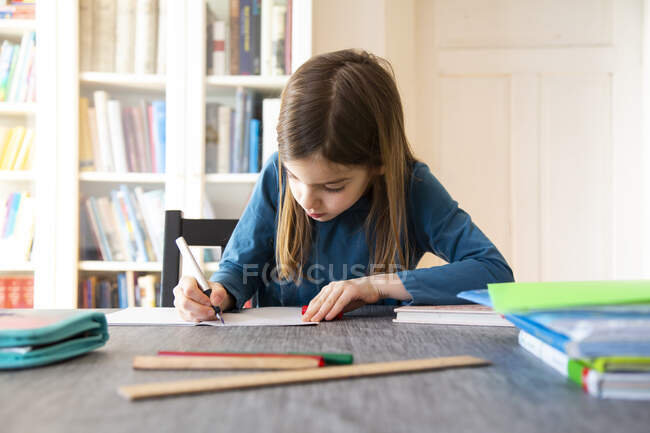 Ragazzina che fa i compiti — Foto stock