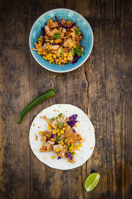 Wraps with marinated jackfruit, maize, red cabbage, coriander, lime and chili — Stock Photo