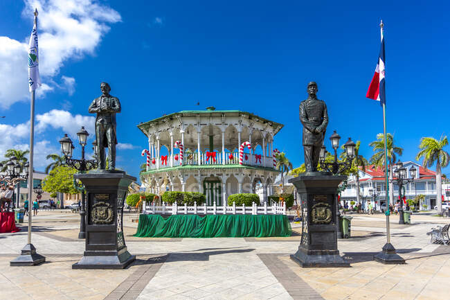 République dominicaine, Puerto Plata, Place de l'Indépendance, Sculptures de Juan Pablo Duarte et le Général Gregorio Luperon (r.) — Photo de stock