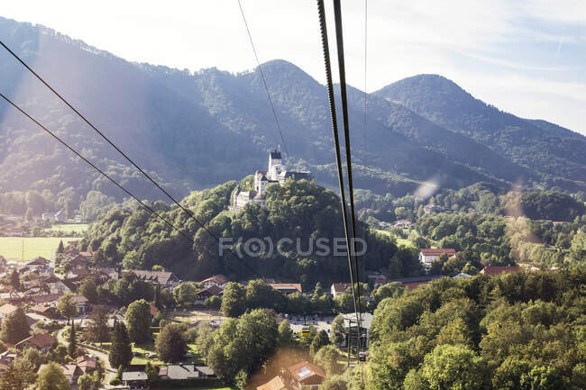 Німеччина, Баварія, Чіемгау, вид з кабельного автомобіля Кампенуанд до замку Гогенашау. — стокове фото