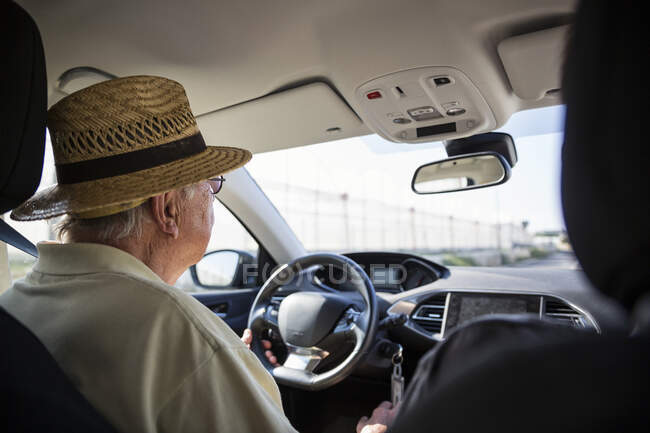 Sicile, Raguse, homme âgé avec chapeau de paille voiture de conduite — Photo de stock
