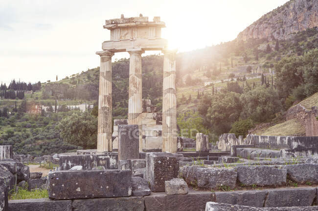 Grecia, Delfi, tholos nel santuario di Athena Pronaia al tramonto — Foto stock
