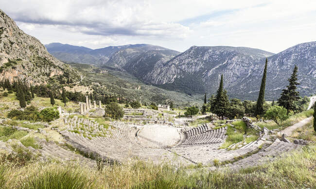 Grecia, Delfos, teatro, Tesoro ateniense y Templo de Apolo - foto de stock