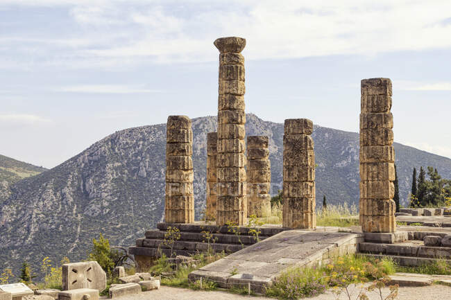 Grecia, Delfos, Templo de Apolo, pilares dóricos - foto de stock