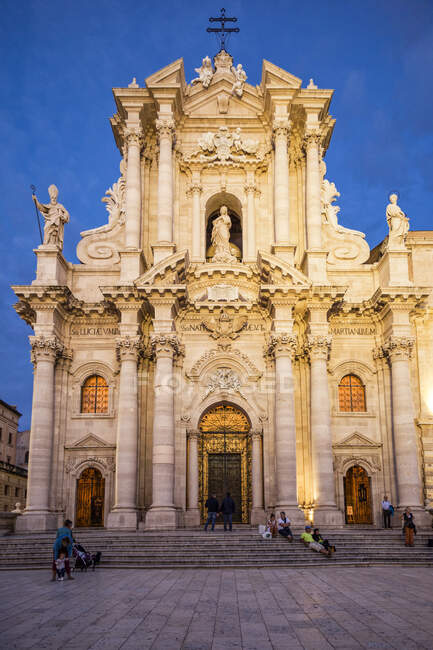 Italia, Sicilia, Ortygia, Siracusa, catedral de Siracusa, catedral Santa Maria delle Colonne - foto de stock