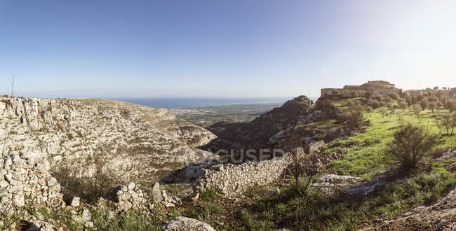 Itália, Sicília, província de Siracusa, vista panorâmica sobre o hotel Eremo Madonna delle Grazie e paisagem — Fotografia de Stock