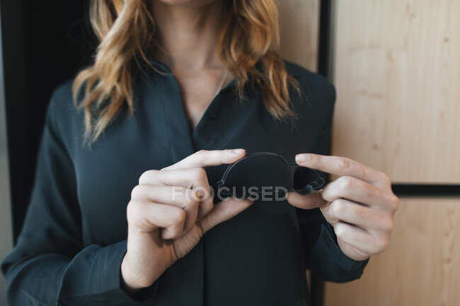 Businesswoman holding car shape — Stock Photo