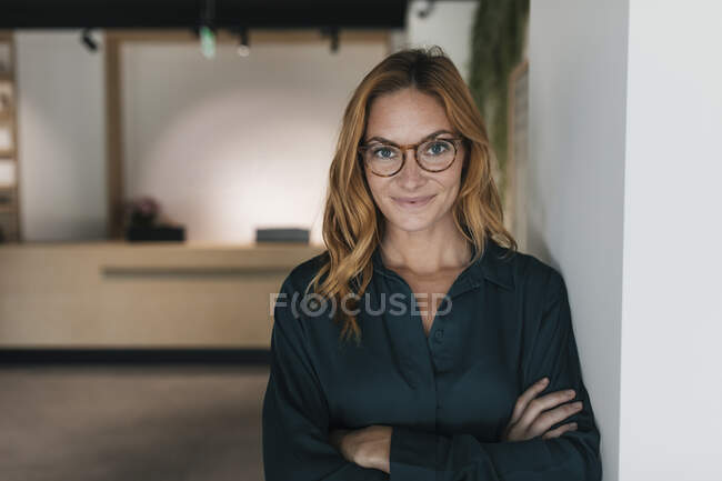 Портрет уверенной деловой женщины в должности — стоковое фото
