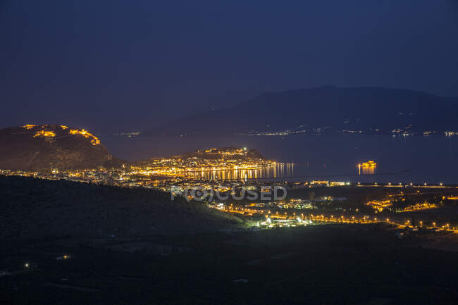 Grécia, Nafplio, paisagem urbana com fortaleza de Palamidi a hora azul — Fotografia de Stock