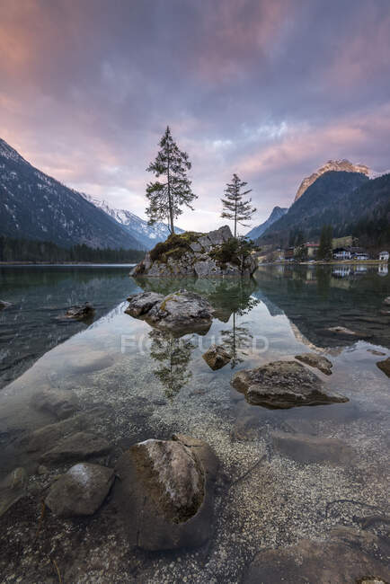 Alemania, Baviera, Berchtesgaden Alpes, Lago Hintersee por la mañana - foto de stock