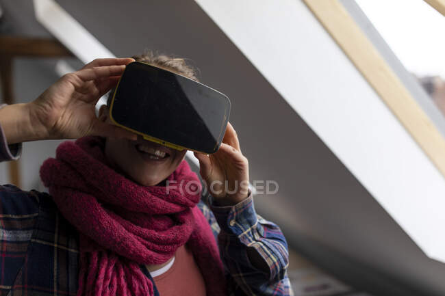 Mujer joven y feliz con gafas VR - foto de stock