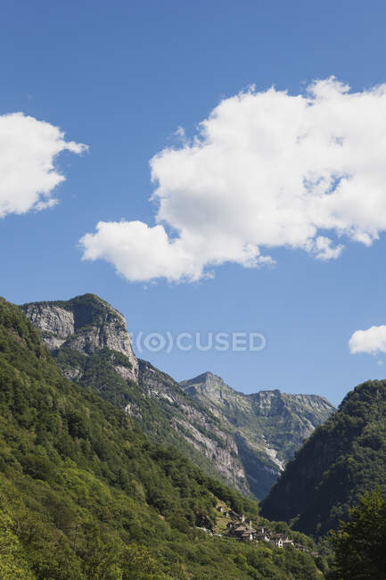 Switzerland, Ticino, Verzasca Valley, typical village and mountain scenery — Stock Photo