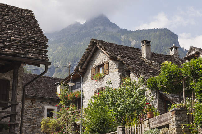 Suisse, Tessin, Sonogno, maisons typiques en pierre historique — Photo de stock
