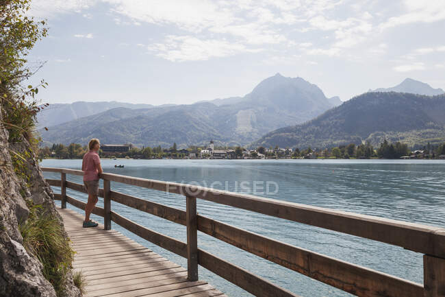 Áustria, Alpes, Salzburgo, Salzkammergut, Terra de Salzburger, Wolfgangsee, mulher desfrutando de vista — Fotografia de Stock