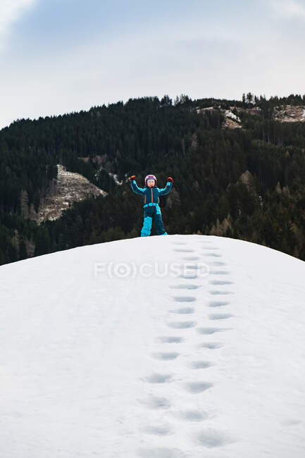 Italia, Trentino-Alto Adige, felice ragazzo in piedi su una collina in inverno — Foto stock