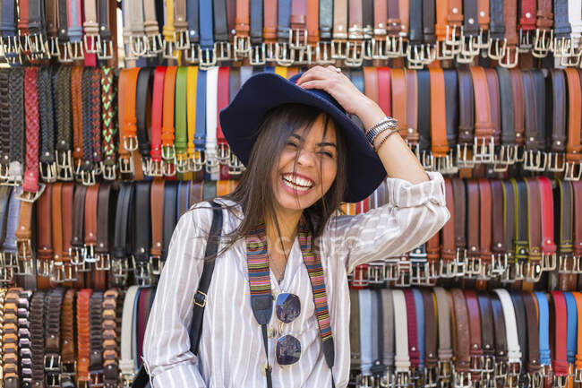 Italia, Florencia, retrato de la risa joven turista en el mercado callejero - foto de stock