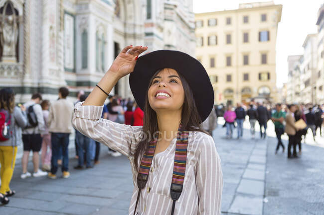 Italia, Firenze, Piazza del Duomo, ritratto di giovane turista in alto — Foto stock
