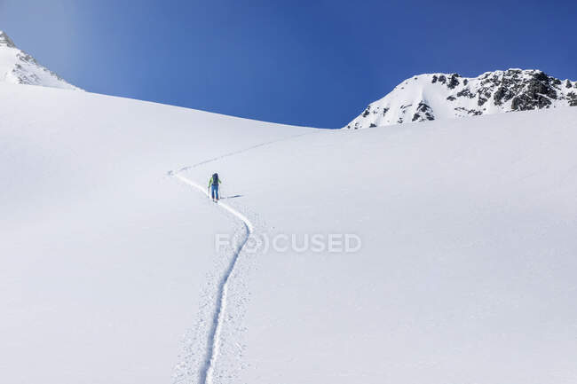 Австрія, Тіроль, між Ішгль і Галтуером, Хое Кепф, гірськолижний мандрівник, який піднімається на вершину взимку. — стокове фото