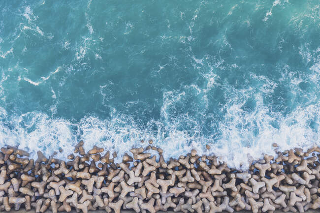 Portugal, Algarve, Sagres, port, vue aérienne des tétrapodes comme protection côtière — Photo de stock