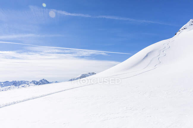 Autriche, Tyrol, entre Ischgl et Galtuer, vue sur les montagnes enneigées par une journée ensoleillée — Photo de stock