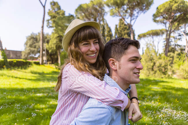 Coppia romantica si diverte in un parco, Toscana, Italia — Foto stock