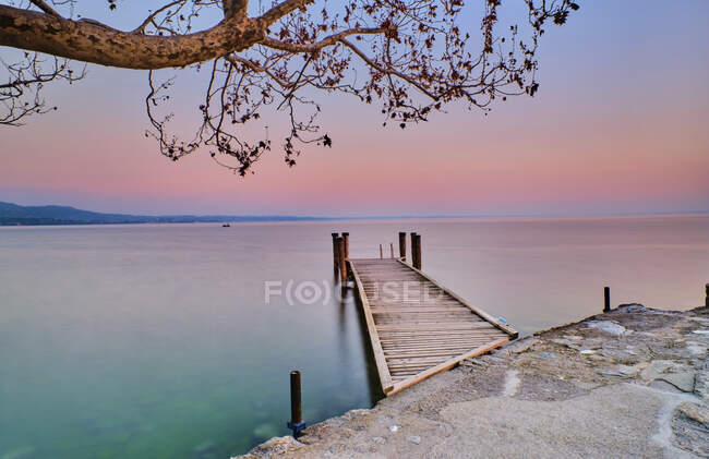 Italy, Punta san Vigilio, Lake Garda, jetty at sunset — Stock Photo