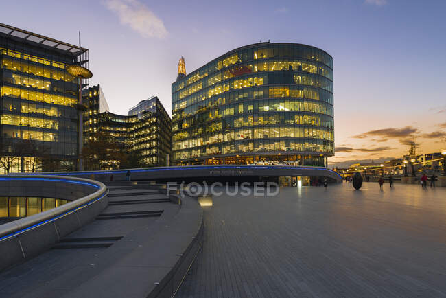 Великобритания, Лондон, современные офисные здания на закате — стоковое фото