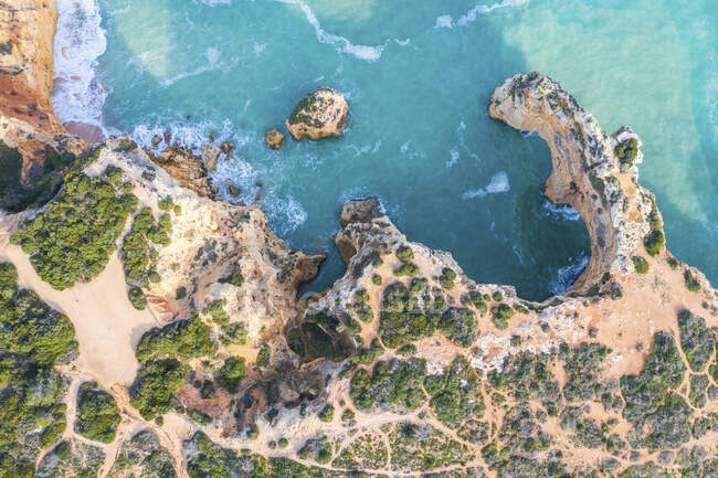 Portogallo, Algarve, Lagoa, Praia da Marinha, veduta aerea della costa rocciosa e del mare — Foto stock