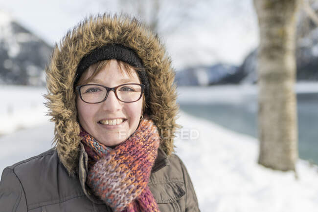 Ritratto di donna sorridente in inverno — Foto stock
