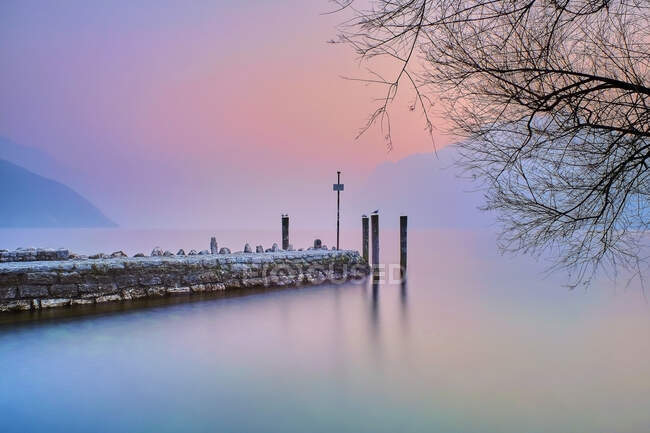Italie, Torbole, Lac de Garde, jetée au coucher du soleil — Photo de stock