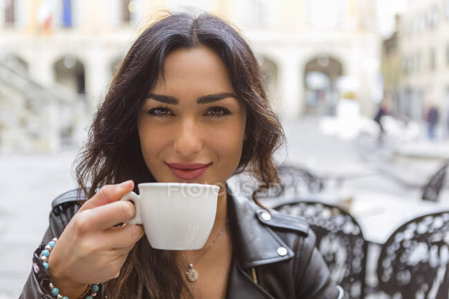Giovane donna con tazza di caffè — Foto stock