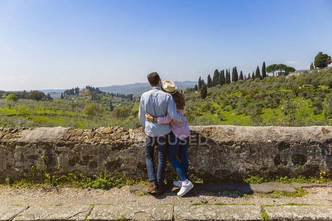 Young couple embracing at wall in Florence, Tuscany, Italy — Stock Photo