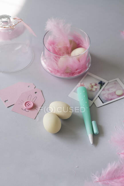 Decoración rosada de Pascua y artículos para hacer regalos en el escritorio - foto de stock