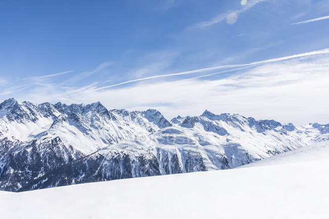Austria, Tirolo, tra Ischgl e Galtuer, vista sulle montagne innevate in una giornata di sole — Foto stock