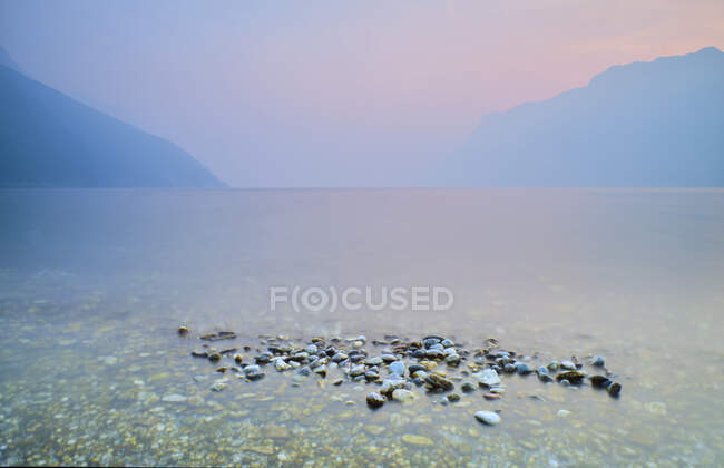 Italy, Torbole, Lake Garda, pebbles at lakeshore — Stock Photo