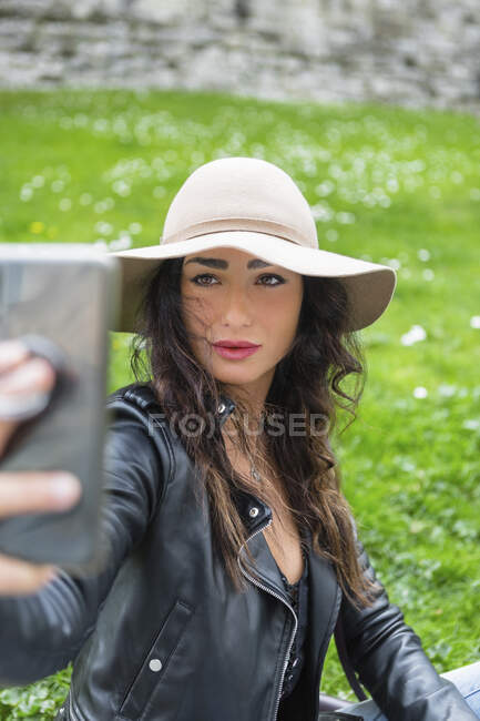 Jovem com chapéu tirando uma selfie — Fotografia de Stock
