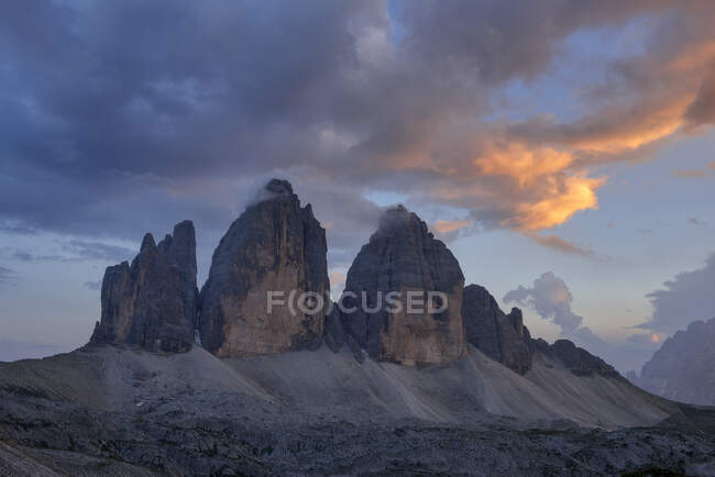 Italia, Sexten Dolomites, Tre Cime di Lavaredo at sunset, Parque natural Tre Cime, Patrimonio de la Humanidad de la Unesco - foto de stock