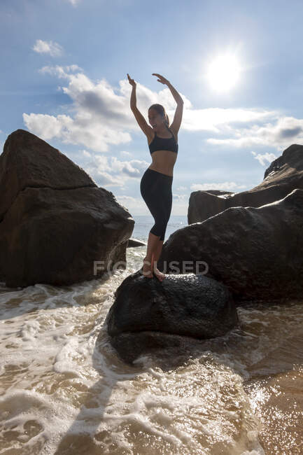 Сейшельські острови, Мае, Такамака Біч, зріла жінка, що стоїть на скелі при задньому фоні. — стокове фото