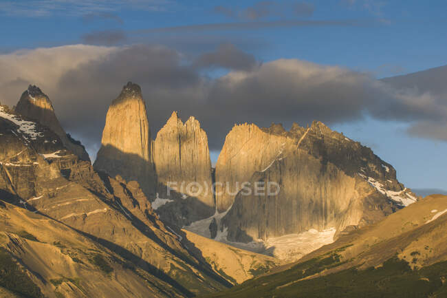 Cile, Patagonia, Parco Nazionale delle Torres del Paine, paesaggio montano al mattino presto — Foto stock