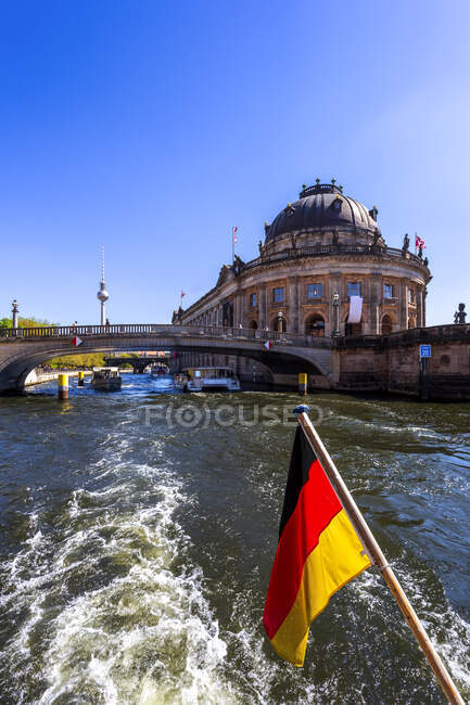 Germania, Berlino, Bode Museum e bandiera tedesca in barca da escursione sul fiume Sprea — Foto stock