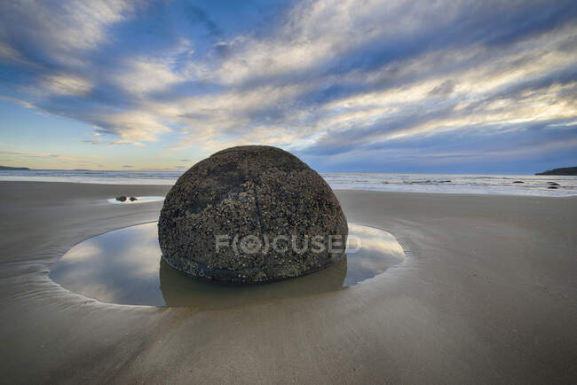 Nova Zelândia, costa de Otago, Moeraki Boulders na praia de Koekohe com céu dramático — Fotografia de Stock