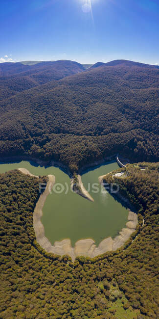 Espanha, Navarra, Floresta Irati, cênica com reservatório — Fotografia de Stock