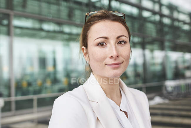 Портрет впевненої молодої бізнес-леді перед будівлею — стокове фото